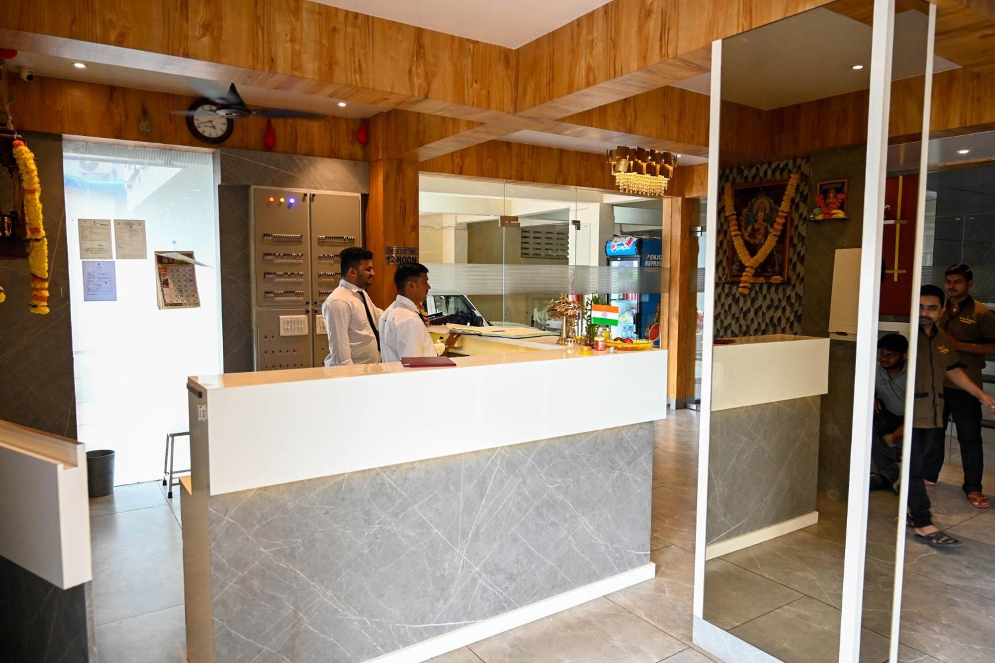 Hotel Adiraj Residency Navi Mumbai Esterno foto